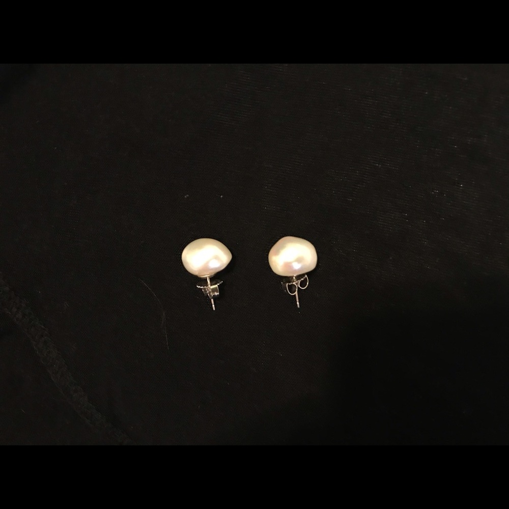 9mm freashwater pearl stud earrings - Picture 3 of 3